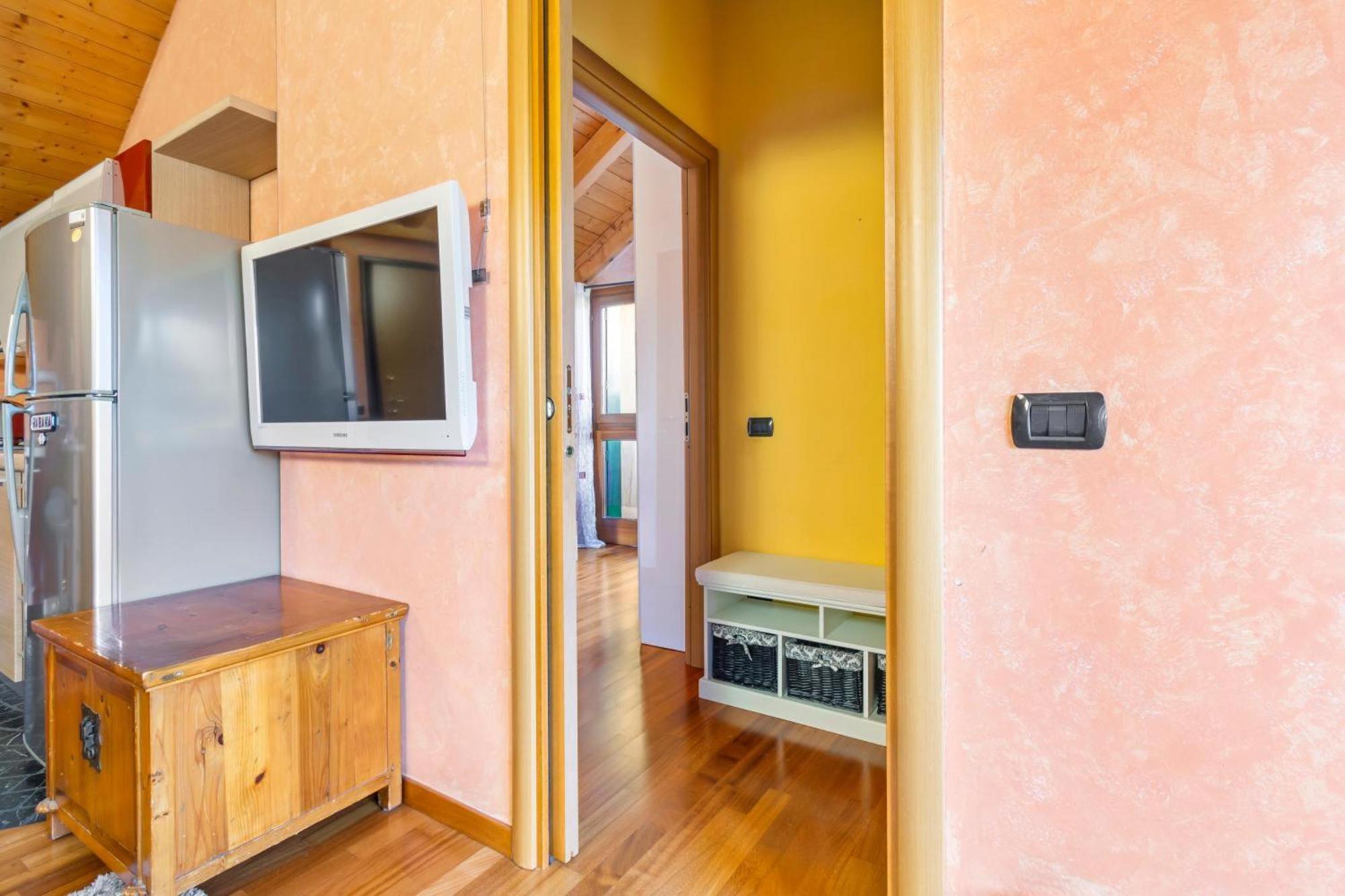 Lovely Orange House Viggiù Extérieur photo